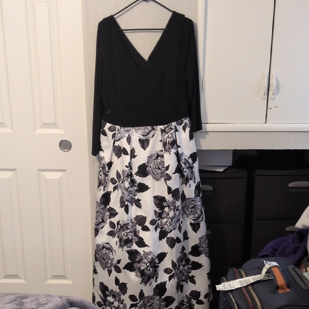 Black and White Floral V-Neck Maxi Dress